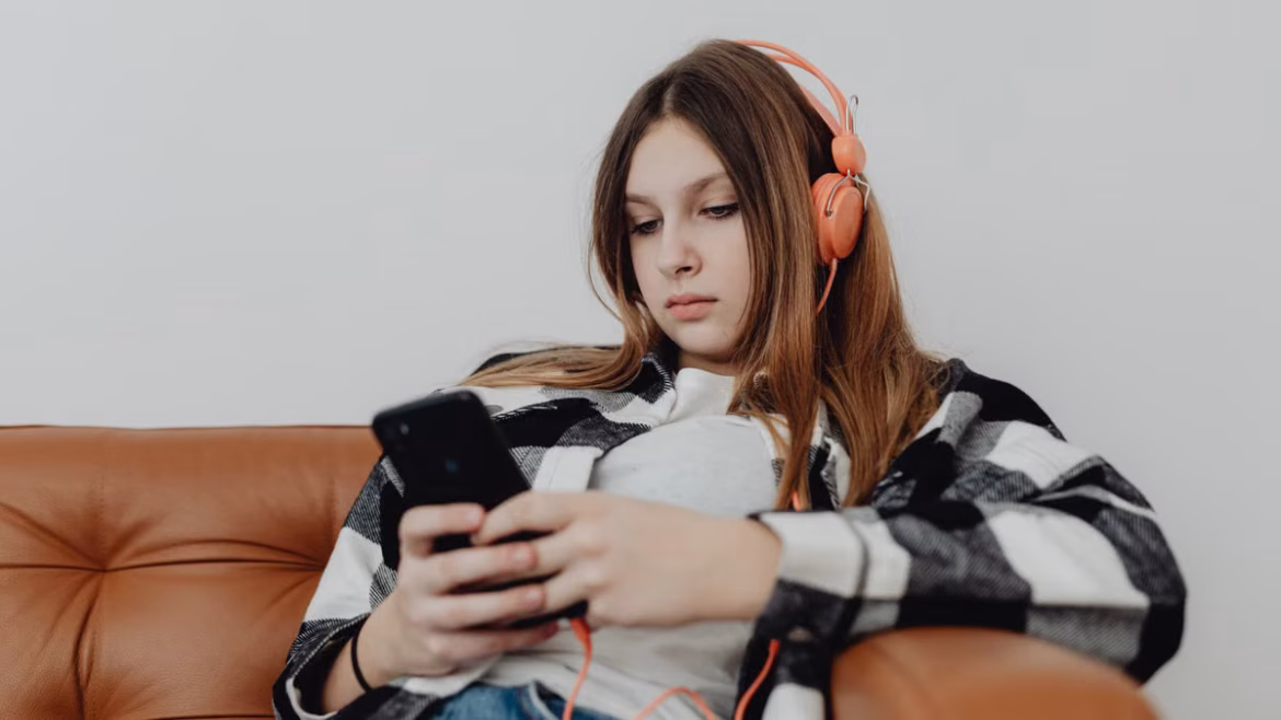 Réseaux sociaux et santé mentale : 3h par jour détruisent nos ados
