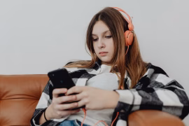 Réseaux sociaux et santé mentale : 3h par jour détruisent nos ados